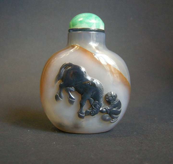 Agate snuff bottle "Cameo style" sculpted in the Brown with horse and figure